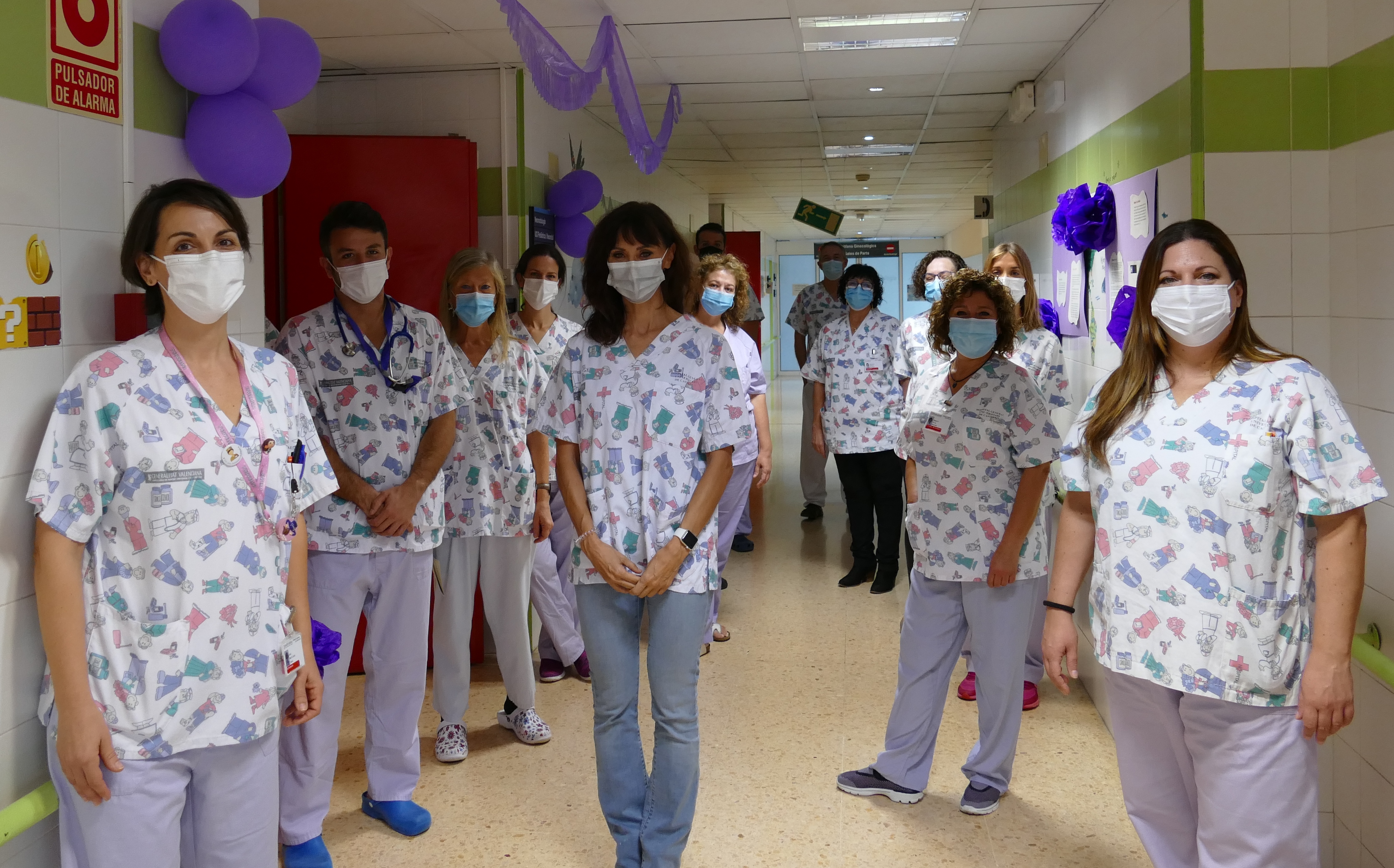 Profesionales sanitarios de pediatria posan en el acceso de la UCI pediátrica del Hospital General de Castellón