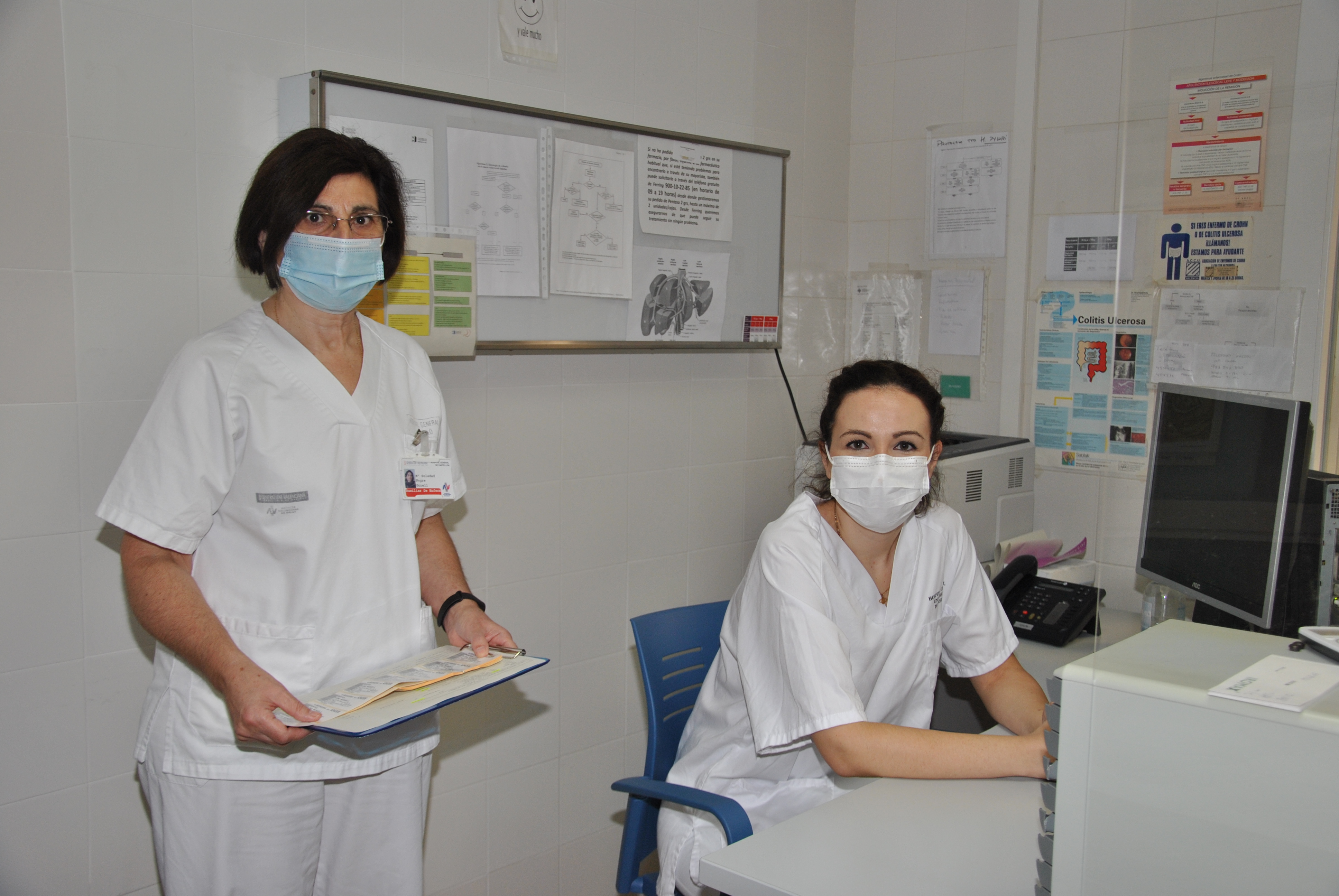 la doctora Tatiana Barberá junto a la enfermera de la consulta de Patología de páncreas del Hospital General Universitario de Castelló. Las dos profesionales llevan mascarilla