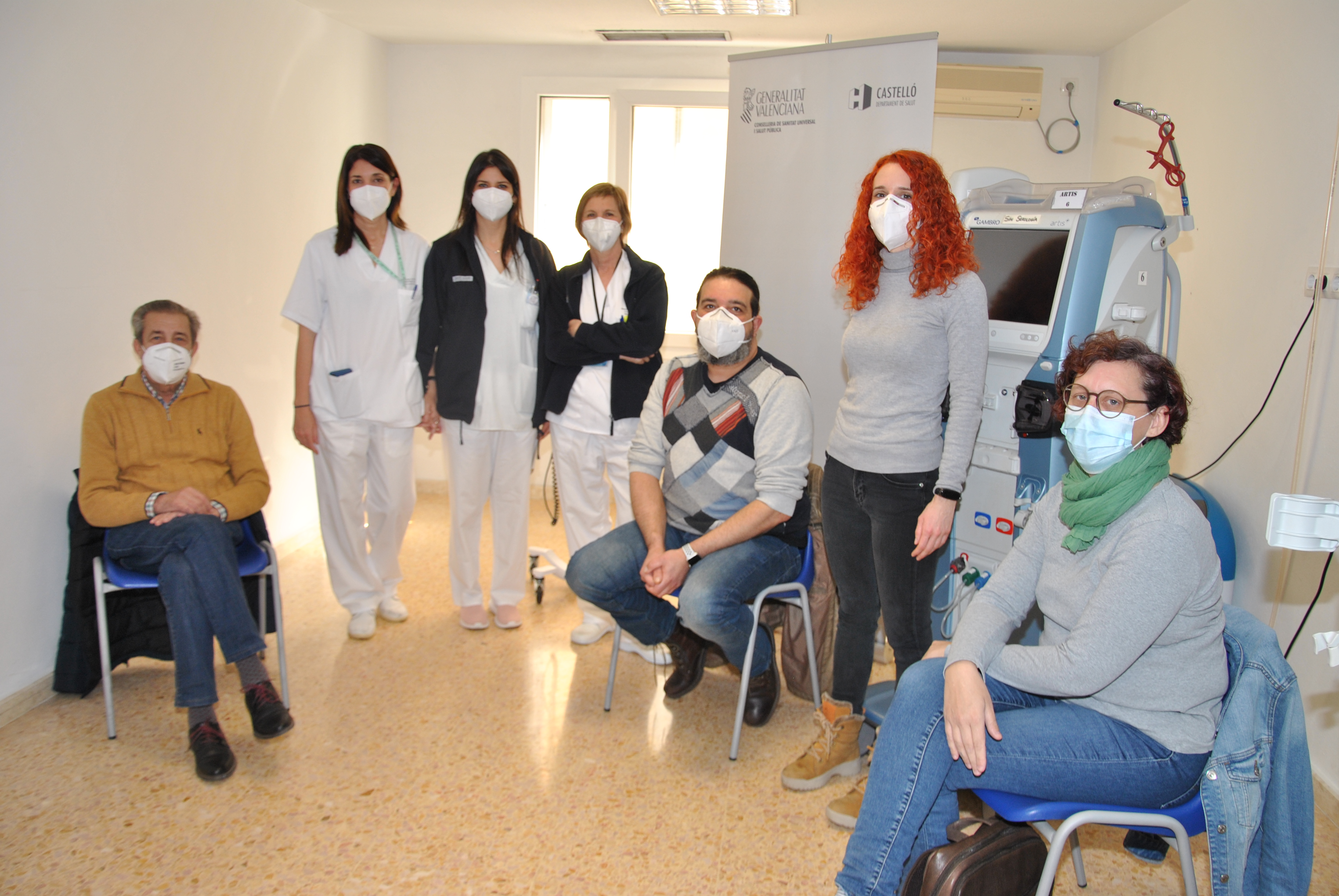 grupo de pacientes y profesionales sanitarios en la sala de diálisis del hospital general de castellón