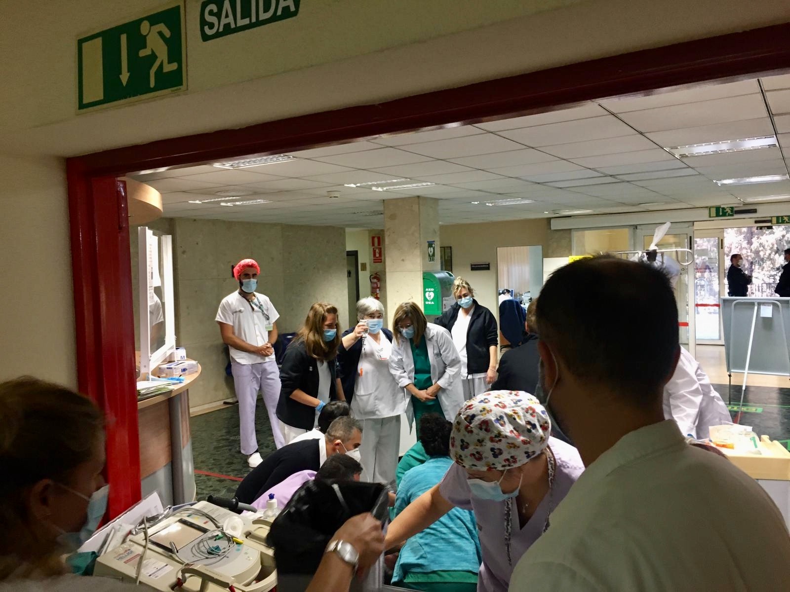 Grupo de personal sanitario realizando maniobras de reanimación cardiopulmonar en el acceso del Hospital General de Castellón