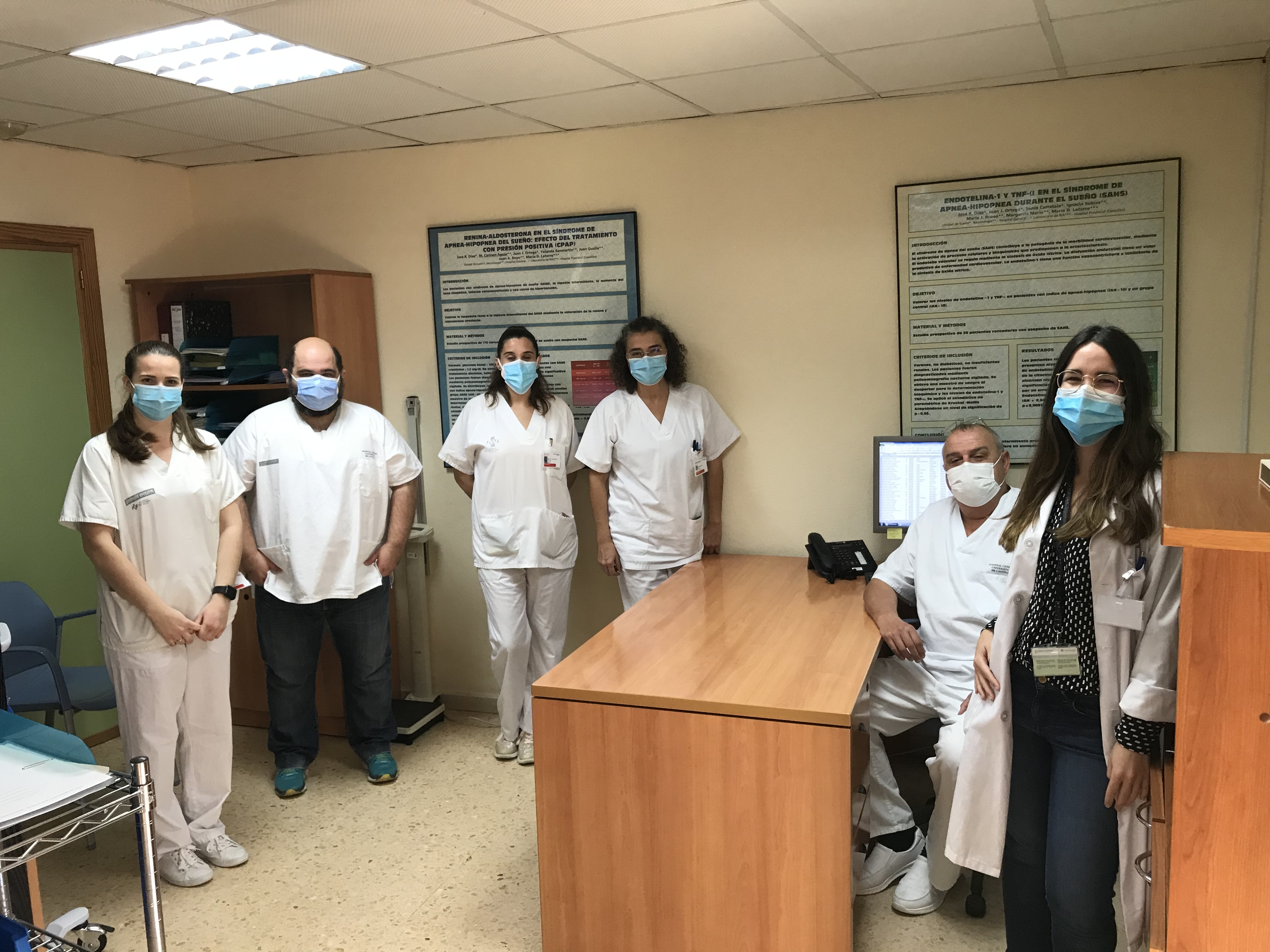 grupo de hombres y mujeres, profesionales sanitarios, de la unidad del sueño del Hospital General de Castelló