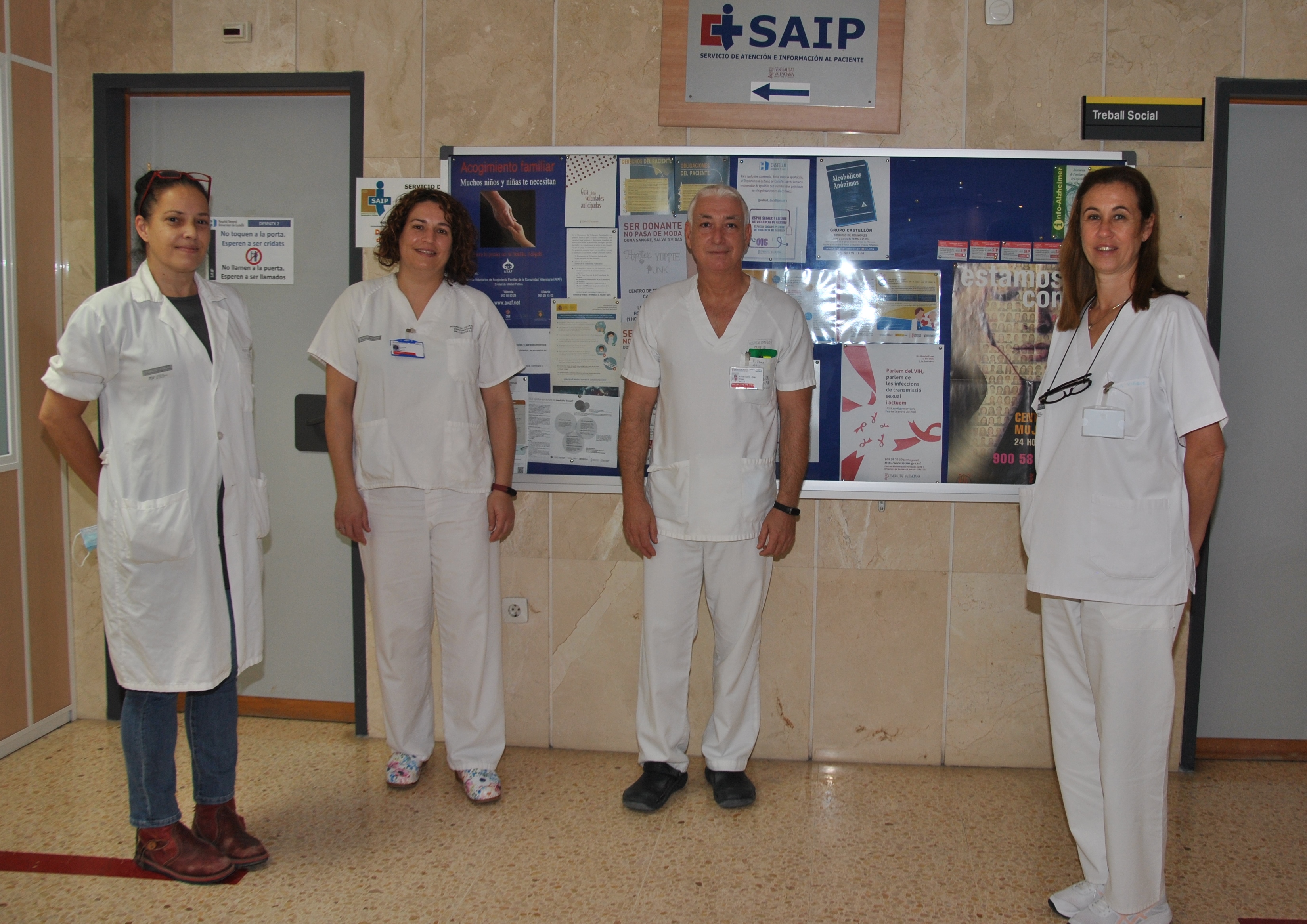 En la imagen se ven a cuatro profesionales santarios responsables del Servicio de Atención e Información al Paciente del Hospital General Unviersitario de Castellón 