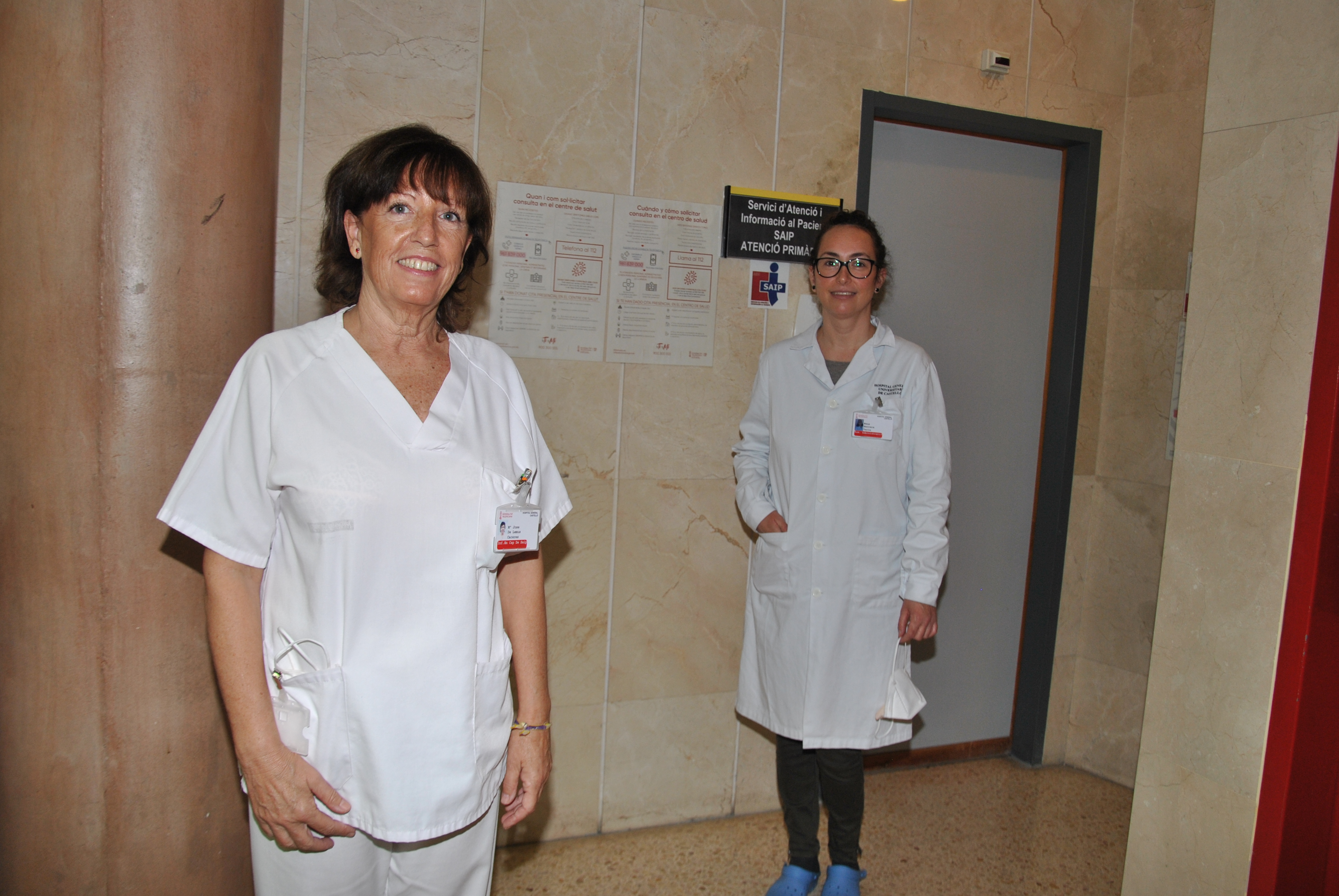 En la imagen aparecen 2 mujeres sanitarias que forman parte del equipo asistencial del Servicio de Atención e Información al Paciente SAIP del Departamento de Salud de Castellón