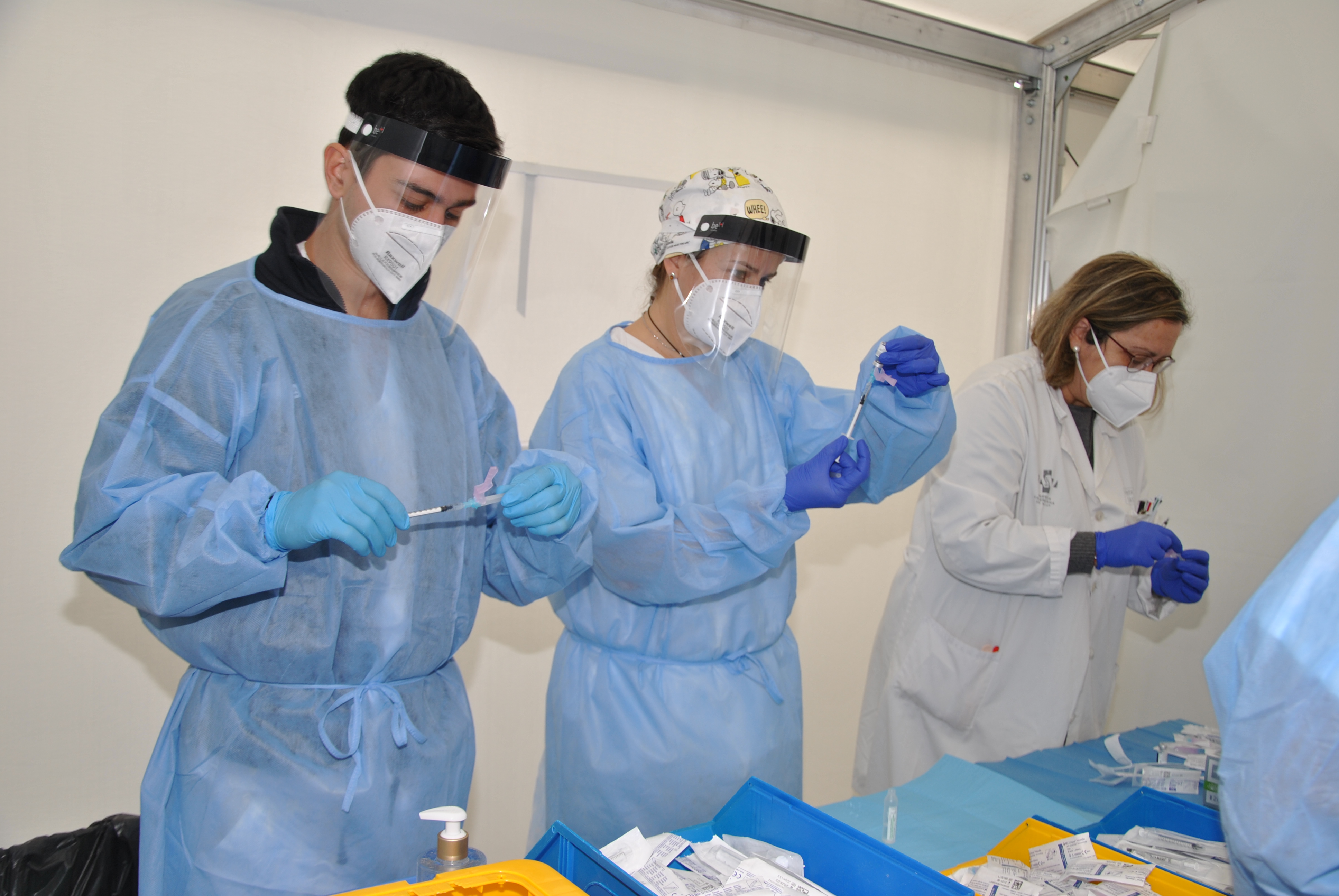 Tres enfermeros y enfermeras preparan las vacunas del coronavirus para ser administradas entre el personal del Hospital General de Castelló