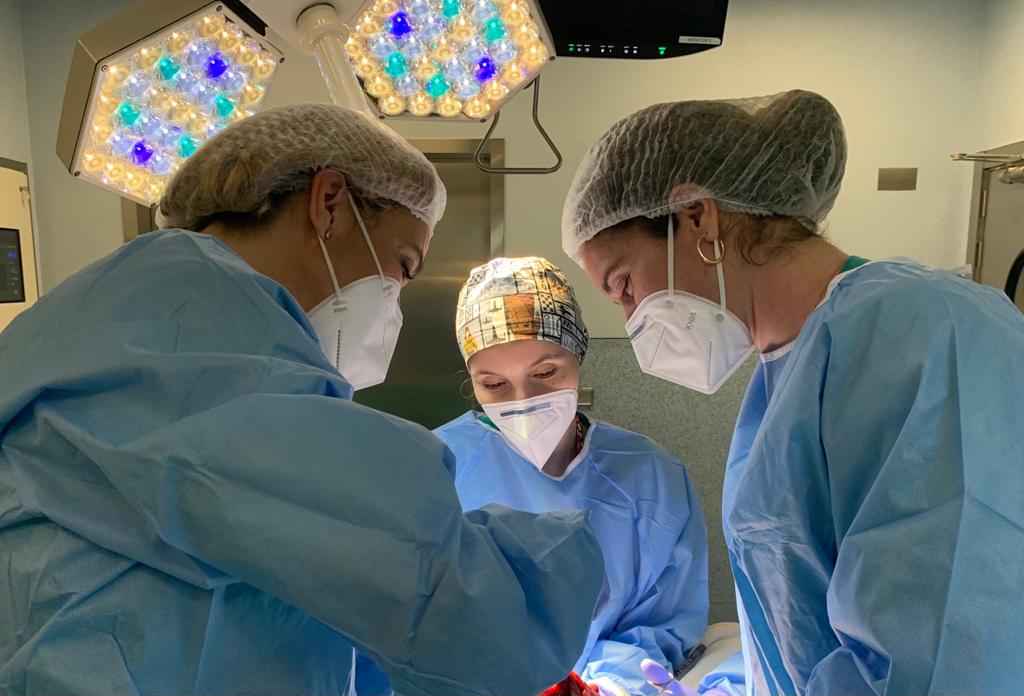 tres mujeres sanitarias en la mesa de operación en el quirófano del Hospital Provincial de Castellón