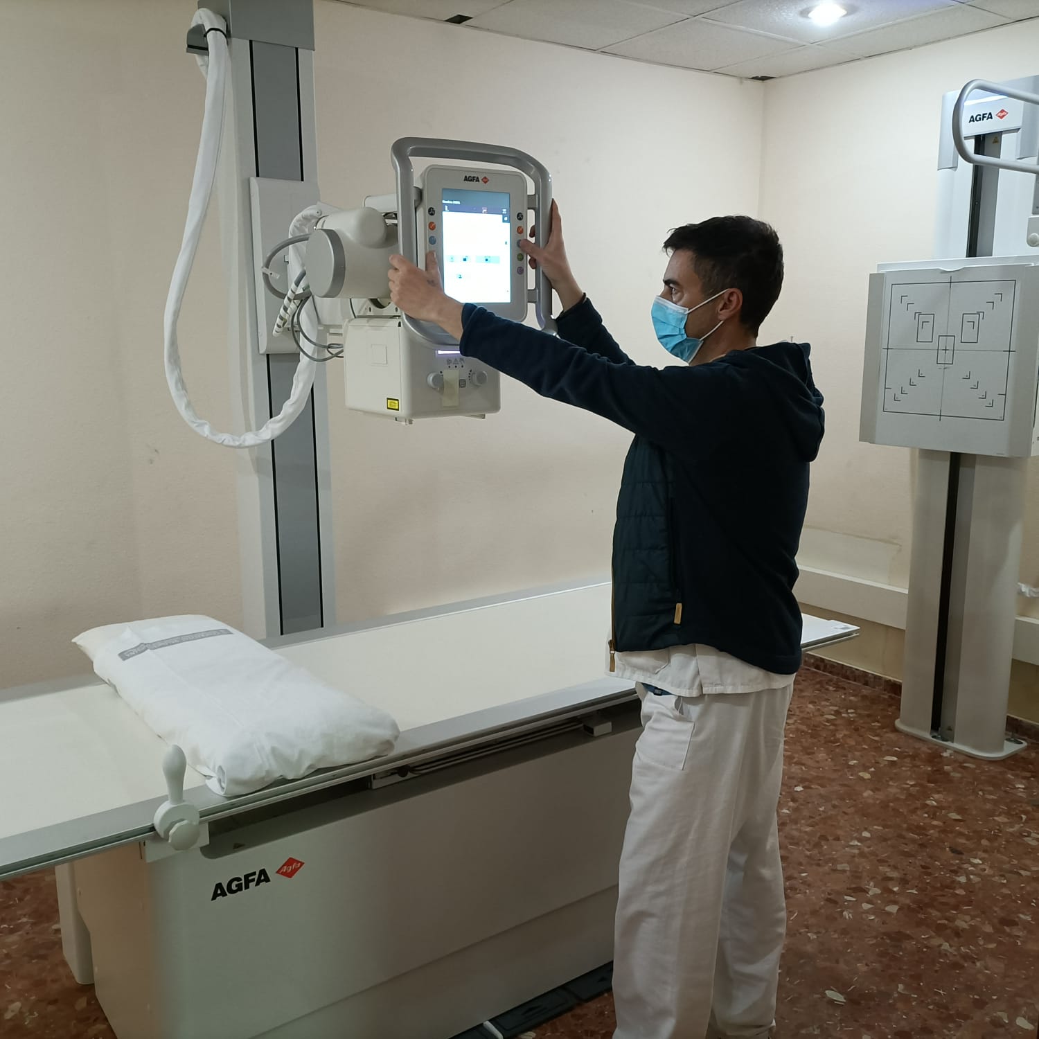 un técnico de radiodiagnóstico manipula un nuevo equipo de radiología en el centro de salud de l'alcora