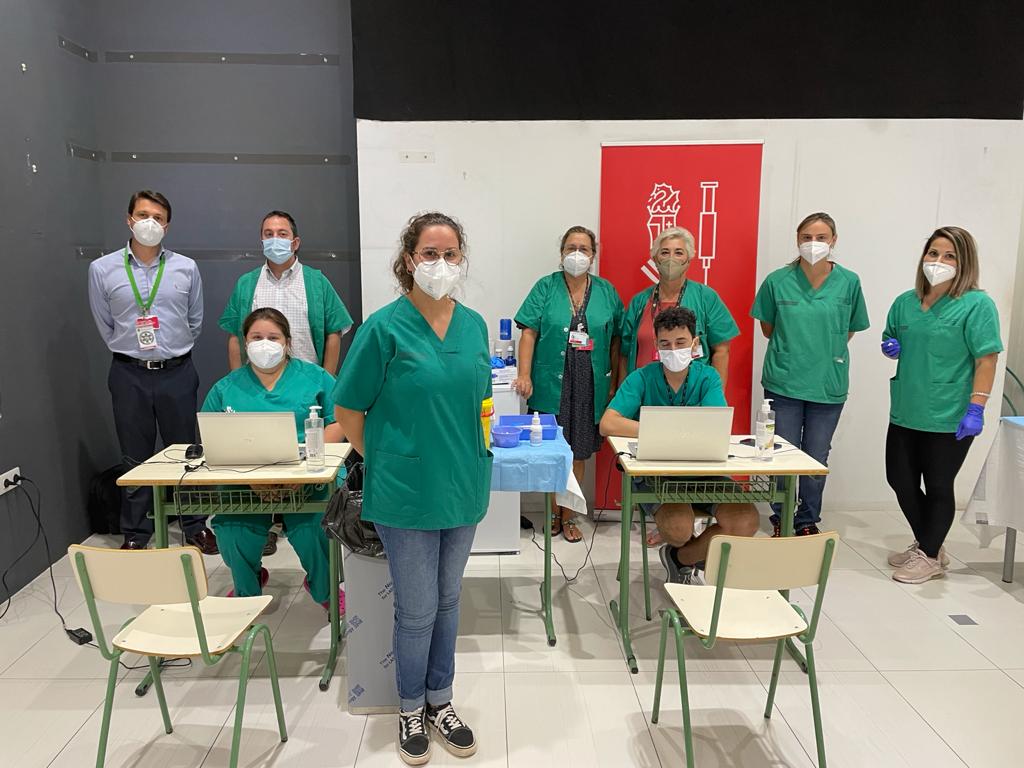 Personal de enfermería posa a la cámara en elpunto de vacunación del centro comercial Salera de Castellón